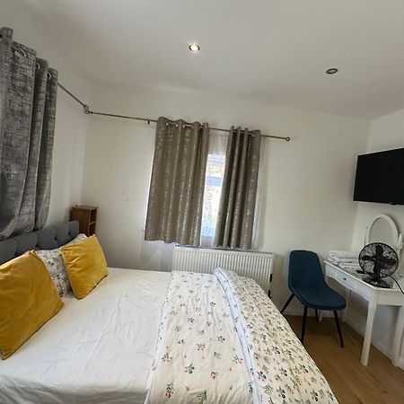 3Rd Studio Flat With Private Toilet And Bathroom Setup For Family Enjoyment 134 Keedonwood Road Бромли Экстерьер фото