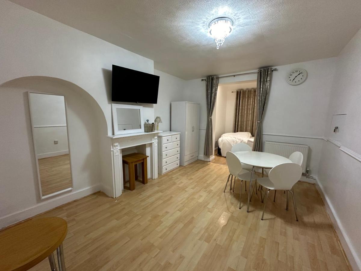 3Rd Studio Flat With Private Toilet And Bathroom Setup For Family Enjoyment 134 Keedonwood Road Бромли Экстерьер фото