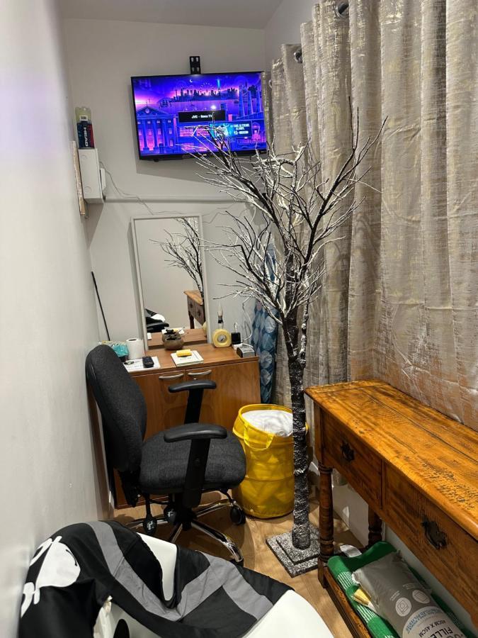 3Rd Studio Flat With Private Toilet And Bathroom Setup For Family Enjoyment 134 Keedonwood Road Бромли Экстерьер фото