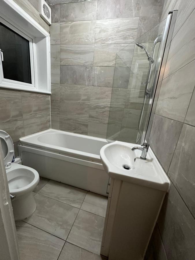 3Rd Studio Flat With Private Toilet And Bathroom Setup For Family Enjoyment 134 Keedonwood Road Бромли Экстерьер фото