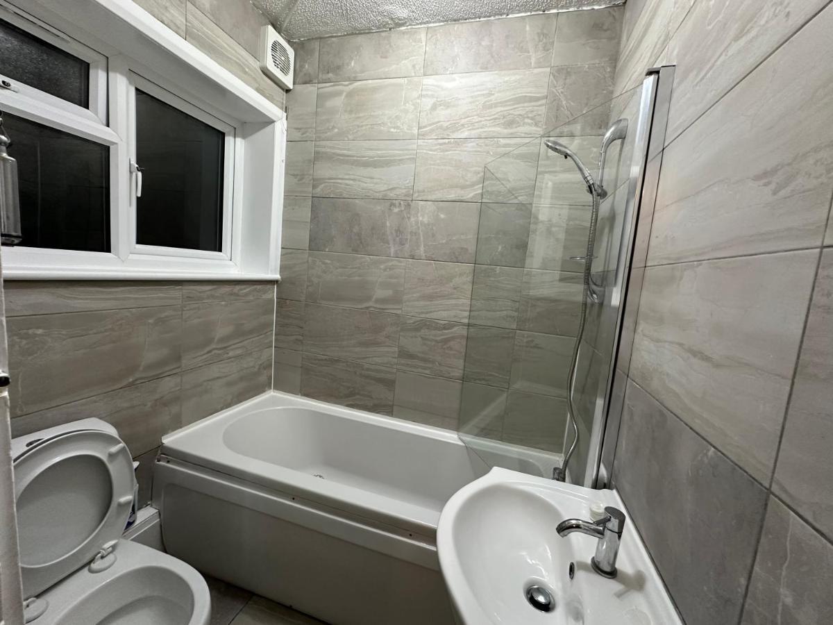 3Rd Studio Flat With Private Toilet And Bathroom Setup For Family Enjoyment 134 Keedonwood Road Бромли Экстерьер фото