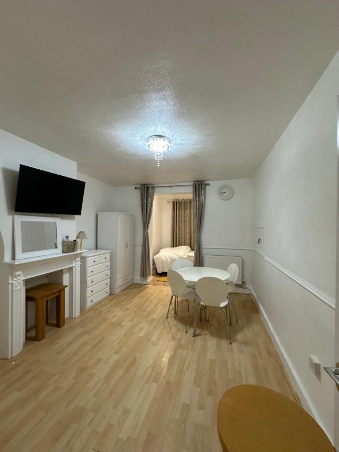 3Rd Studio Flat With Private Toilet And Bathroom Setup For Family Enjoyment 134 Keedonwood Road Бромли Экстерьер фото