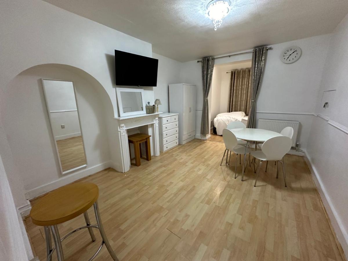 3Rd Studio Flat With Private Toilet And Bathroom Setup For Family Enjoyment 134 Keedonwood Road Бромли Экстерьер фото
