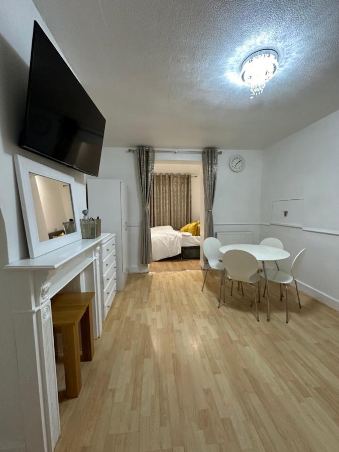3Rd Studio Flat With Private Toilet And Bathroom Setup For Family Enjoyment 134 Keedonwood Road Бромли Экстерьер фото