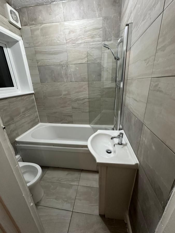 3Rd Studio Flat With Private Toilet And Bathroom Setup For Family Enjoyment 134 Keedonwood Road Бромли Экстерьер фото