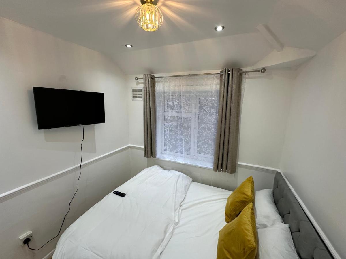 3Rd Studio Flat With Private Toilet And Bathroom Setup For Family Enjoyment 134 Keedonwood Road Бромли Экстерьер фото