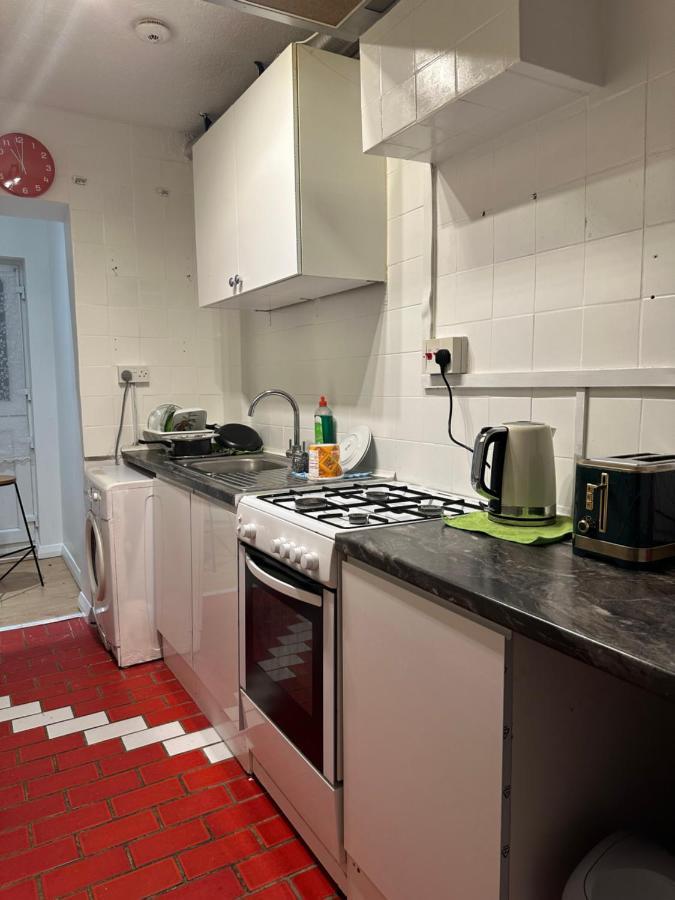 3Rd Studio Flat With Private Toilet And Bathroom Setup For Family Enjoyment 134 Keedonwood Road Бромли Экстерьер фото