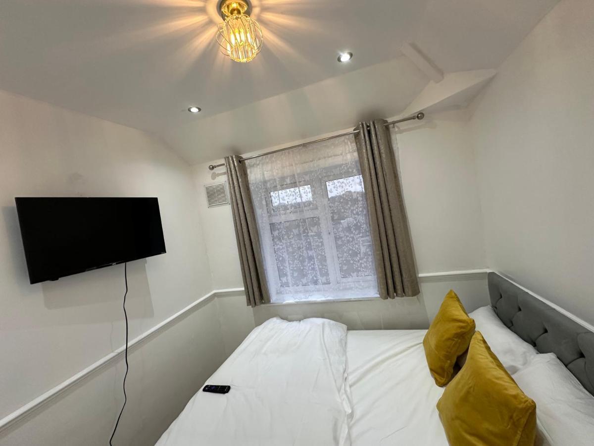 3Rd Studio Flat With Private Toilet And Bathroom Setup For Family Enjoyment 134 Keedonwood Road Бромли Экстерьер фото