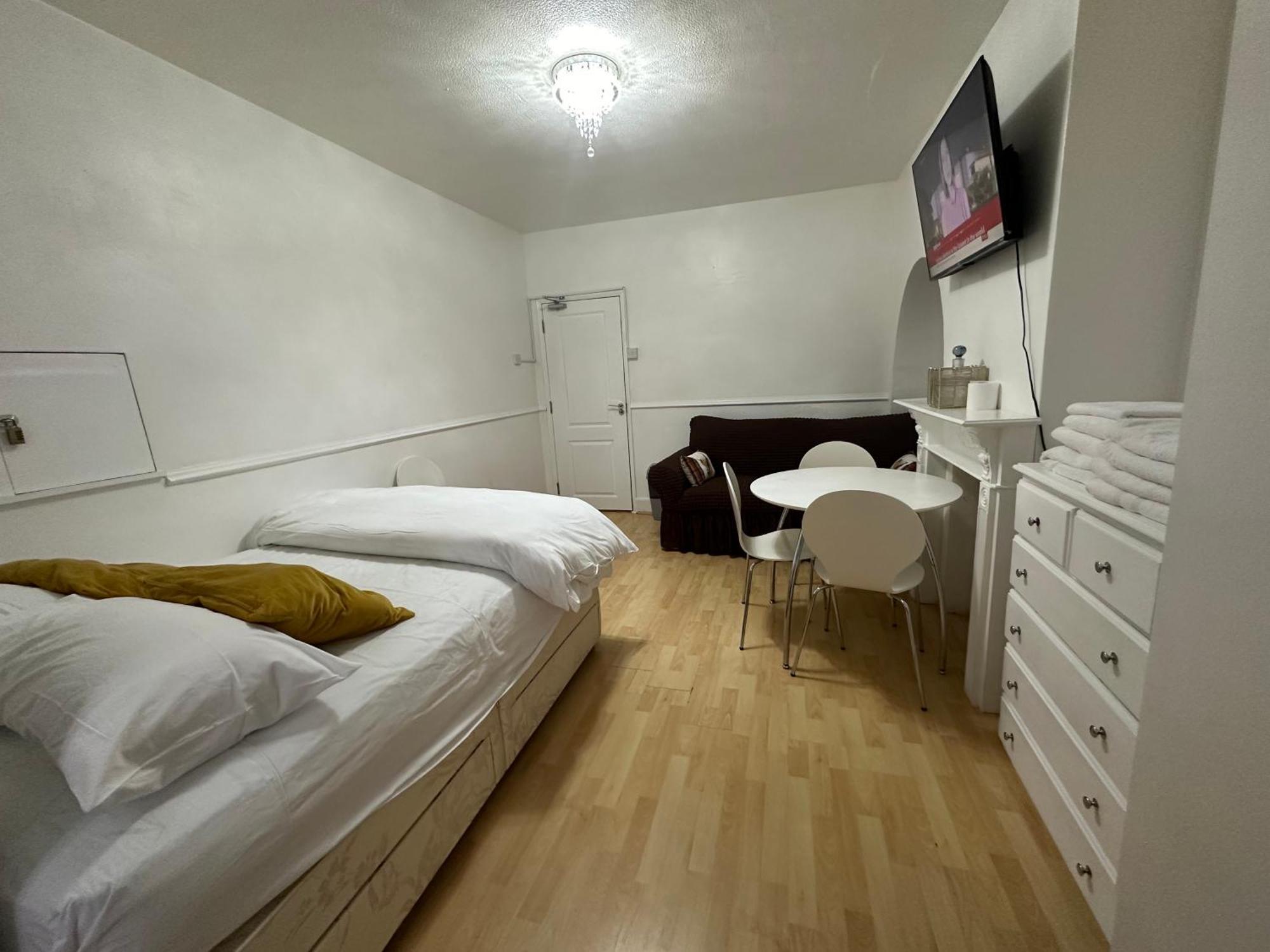 3Rd Studio Flat With Private Toilet And Bathroom Setup For Family Enjoyment 134 Keedonwood Road Бромли Экстерьер фото