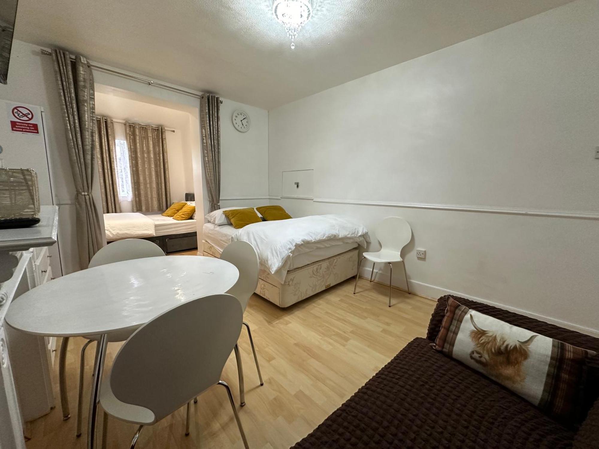 3Rd Studio Flat With Private Toilet And Bathroom Setup For Family Enjoyment 134 Keedonwood Road Бромли Экстерьер фото