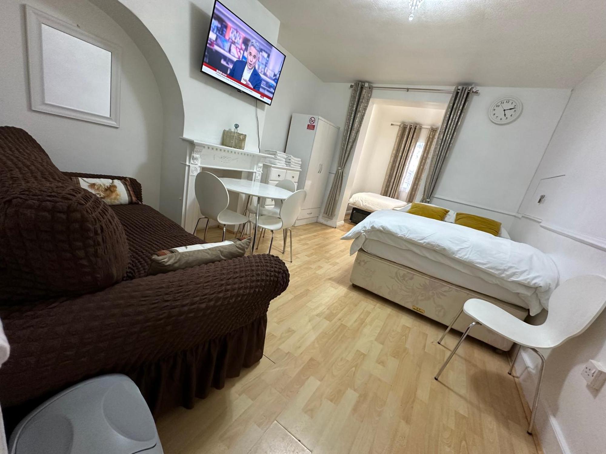 3Rd Studio Flat With Private Toilet And Bathroom Setup For Family Enjoyment 134 Keedonwood Road Бромли Экстерьер фото